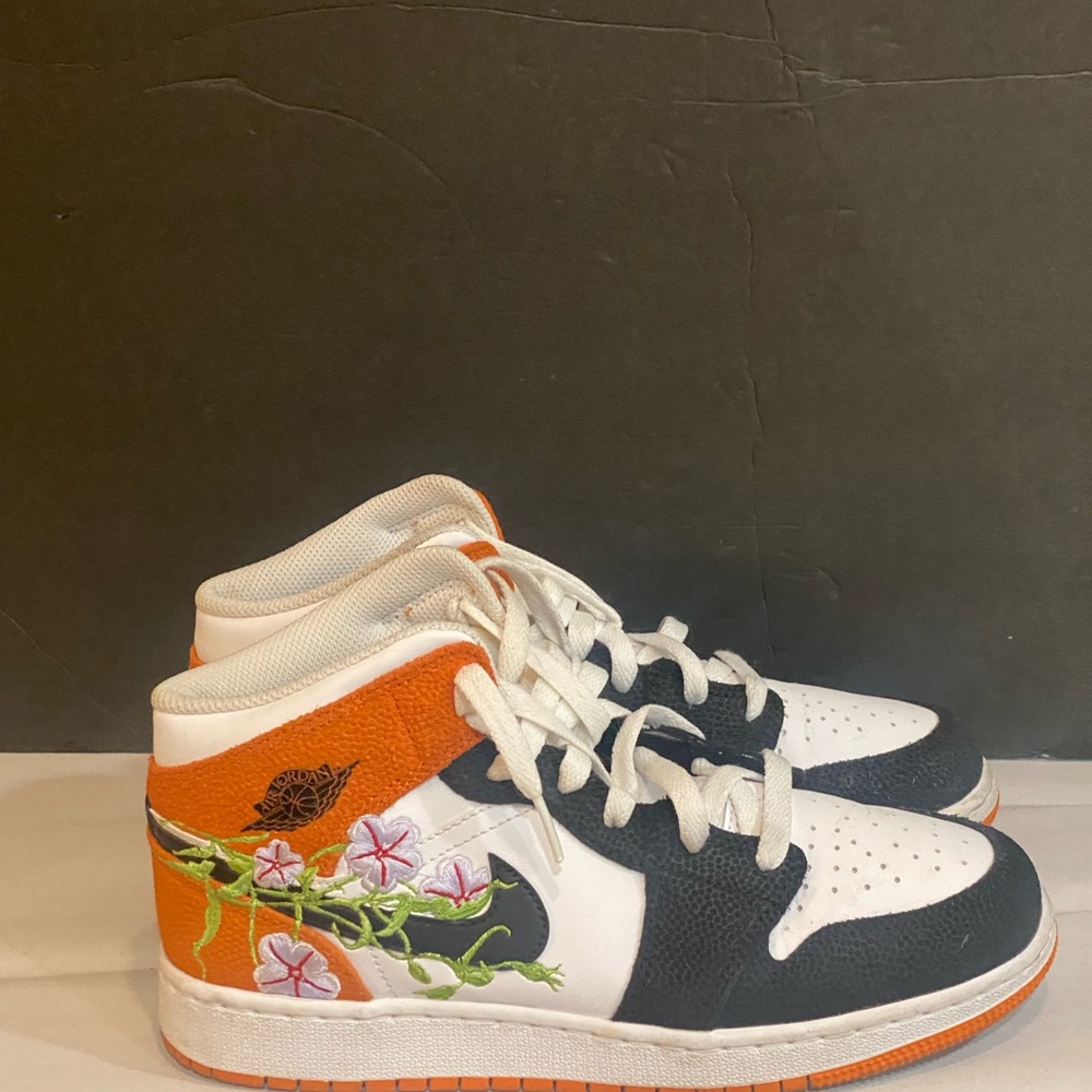 Nike Air Jordan 1 Mid (GS) 'Floral' White Black Orange Kids' Sz- 7 - Picture 4 of 7